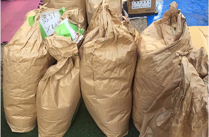 食料支援用の茶色い紙袋が並べられている画像