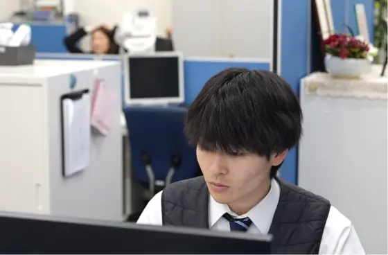 パソコンに向かって作業している様子