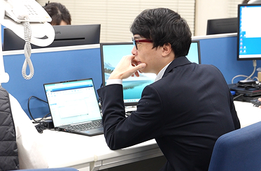 パソコンに向かって作業している様子