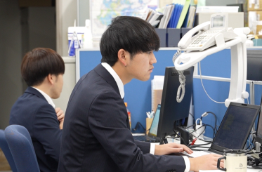 パソコンに向かって作業している様子