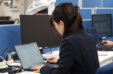 パソコンに向かって作業している様子