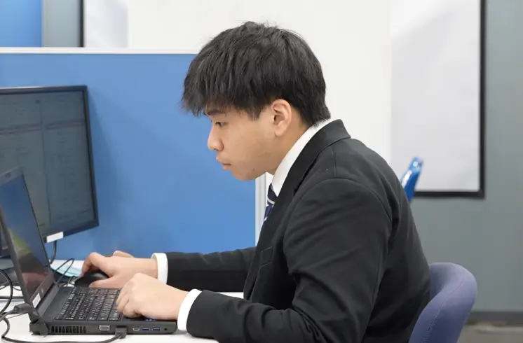 パソコンに向かって作業している様子